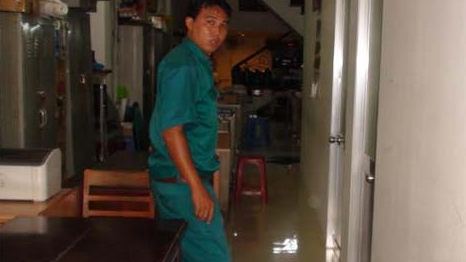 Giang hồ dùng dao lê, mã tấu xông vào Ủy ban nhân dân phường chém người