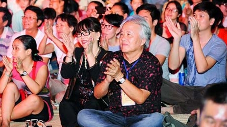 'Còn đây bão qua, còn đây giấc mơ'