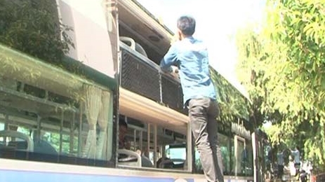 Xe khách lại bị ném đá trên Quốc lộ 14