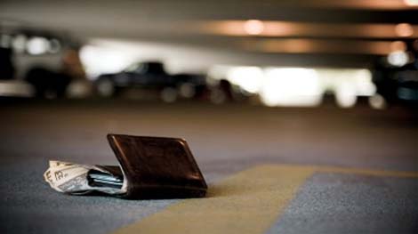 Công an viên nhặt của rơi trả lại người mất