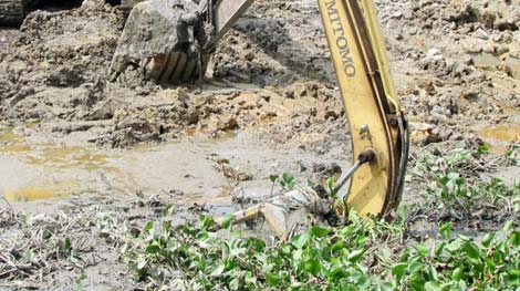 Đồng Tháp: Máy xúc đất lún bùn đè chết người