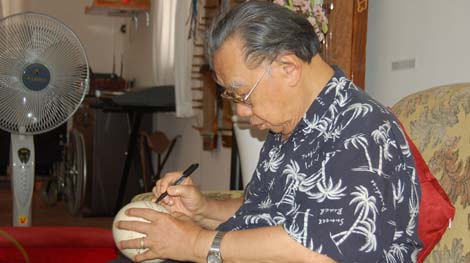 Quả trứng đà điểu và bút tích của GS Trần Văn Khê