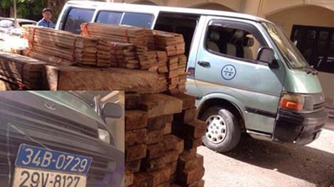 Dùng xe biển xanh giả chở gỗ 'lậu', chống đối CSGT