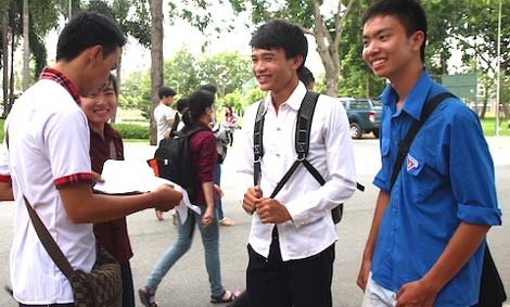 Thêm nhiều thí sinh bị đình chỉ vì mang điện thoại vào phòng thi