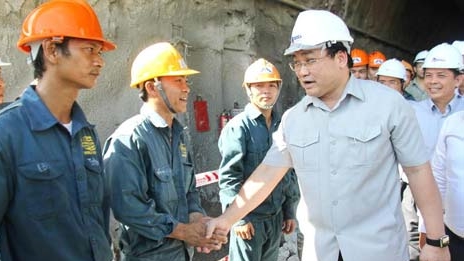 Phó Thủ tướng Hoàng Trung Hải kiểm tra tiến độ dự án hầm đường bộ đèo Cả