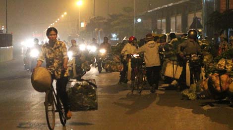 Bao giờ di dời, xóa bỏ chợ Long Biên?