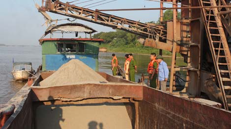 Chuyện bắt tàu 'móc ruột' sông Hồng