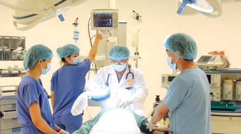 Bao giờ sẽ chấm dứt thái độ hách dịch, cửa quyền với người bệnh?