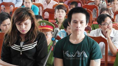 Lạc tay lái một giây, hối hận sau song sắt