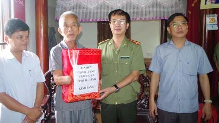 Công an tỉnh Hà Tĩnh tặng quà nhân dịp 27/7