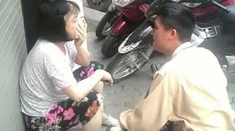 CSGT giúp đỡ cụ già lạc đường tìm người thân