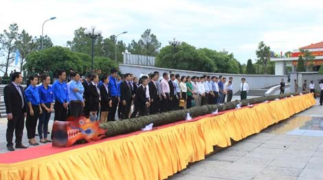 Dâng cúng bánh tét dài 21m tại Nghĩa trang liệt sĩ quốc gia Đường 9