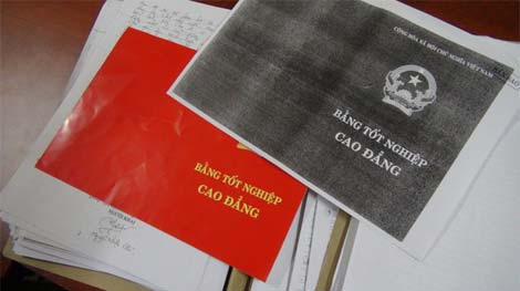 Mua bằng giả để 'chui' vào cơ quan Nhà nước