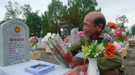 Chuyện người cựu chiến binh viếng mộ có tên mình ở nghĩa trang liệt sĩ