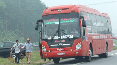 Đón, trả khách sai quy định: Lái xe không 'sợ' cơ quan chức năng?!