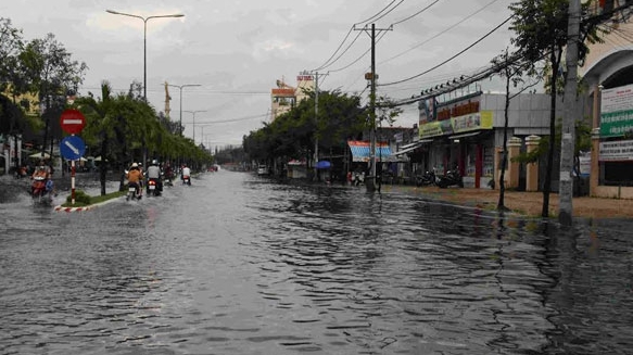 Cần Thơ chìm trong biển nước sau trận mưa lớn 
