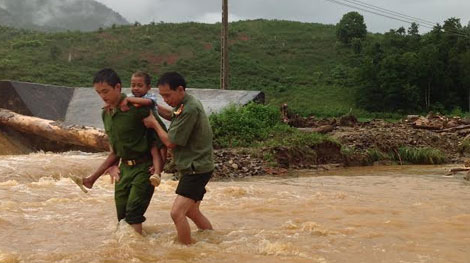 Sắc áo Công an giữa dòng lũ dữ