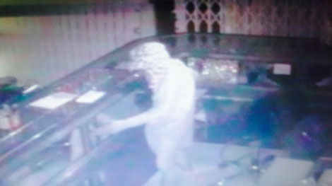 Giả say trộm vàng của bạn nhậu