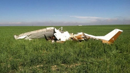 Phi công thác loạn cùng người mẫu trong buồng lái 