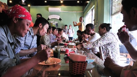 Bữa cơm trưa 1000 đồng dành cho người lao động nghèo ở Hà Nội