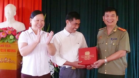 Công an tỉnh Bắc Kạn khám bệnh, tặng quà bà con dân tộc thiểu số