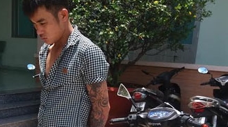 Trộm xe máy bị phát hiện, dùng hung khí tấn công chủ nhà