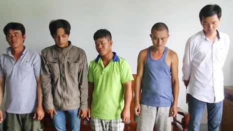 Triệt xóa sòng bạc giữa đêm khuya