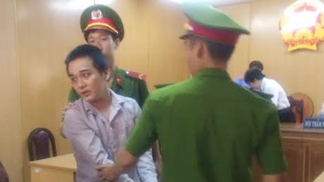 Chiếm đoạt 650 triệu đồng của công ty đi đánh bạc rồi giả bị cướp