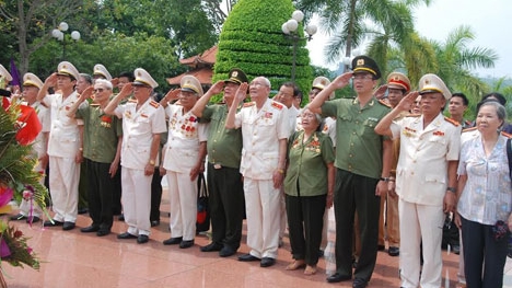 Ban Liên lạc Nha Công an TW về nguồn, tặng quà gia đình cán bộ Công an chính sách