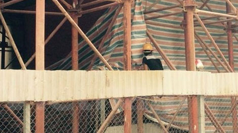 Sập giàn giáo xây dựng trường học, 2 người tử vong