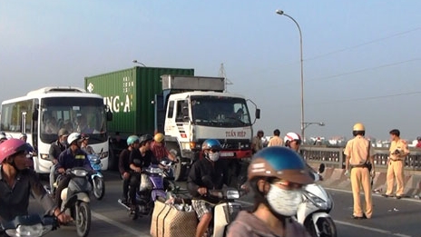 5 người hút chết khi bị xe đầu kéo tông