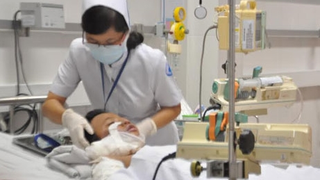 Miễn phí điều trị cho bé gái bán vé số bị mẹ tưới xăng đốt 