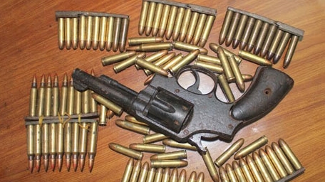 Bắt con nghiện, thu giữ 2 khẩu súng và 100 viên đạn