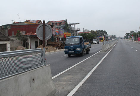 Những ẩn họa khi người dân vượt rào phân cách