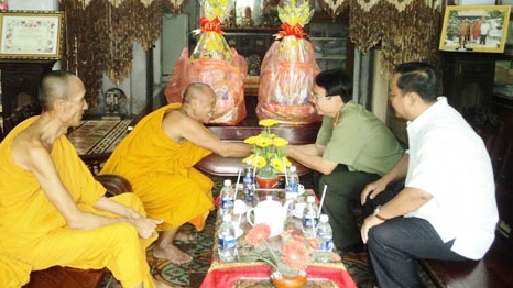 Công an Trà Vinh tặng quà nhân dịp Sêne Đôlta 2015