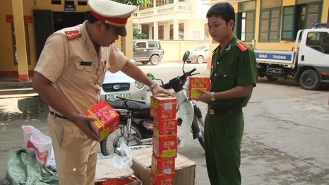 Tuần tra giao thông, thu giữ 71kg pháo nổ vận chuyển trái phép