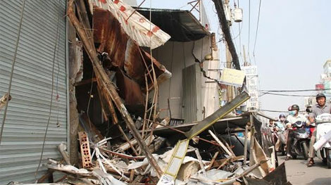 Xe rác tông sập ba nhà dân lúc rạng sáng