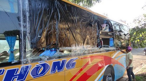 Đưa đối tượng ném đá xe khách kiểm điểm trước dân