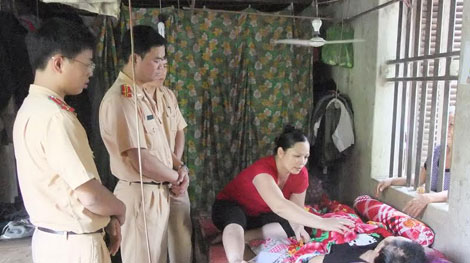 Thăm hỏi, tặng quà gia đình nạn nhân bị TNGT