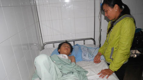 Sạc pin phát nổ bé trai 8 tuổi bị dập nát bàn tay