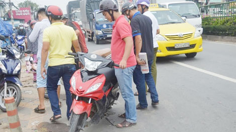 Cướp dây chuyền bỏ chạy gây tai nạn, ném xe tẩu thoát