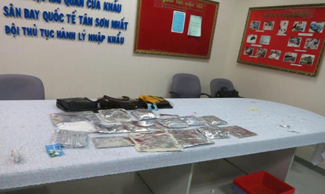 Nữ hành khách giấu gần 5,4 kg cocain khi nhập cảnh vào Việt Nam