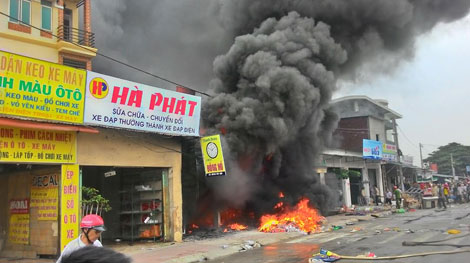 Cháy xưởng sửa chữa xe máy thiêu rụi nhiều ki ốt tạp hóa bên cạnh