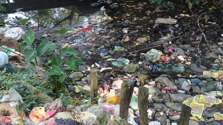 Khốn khổ khi rãnh thoát nước bỗng trở thành… bãi rác