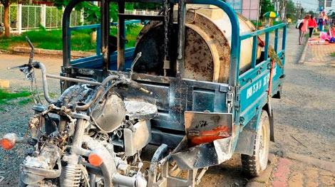 Xe ba gác bất ngờ bốc cháy trên đường quốc lộ