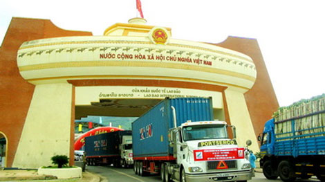 Bác bỏ thông tin “98% rượu ngoại và 90% mỹ phẩm qua cửa khẩu Lao Bảo là hàng giả”