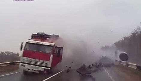 Ôtô tải đâm 2 chị em họ thương vong