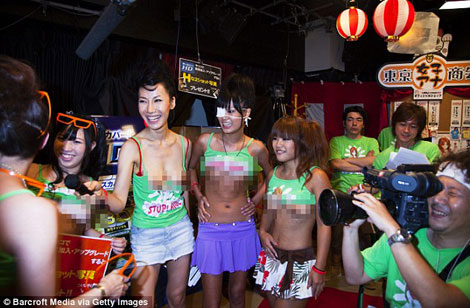 Dàn sao phim cấp 3 cho sờ ngực để gây quỹ từ thiện, kêu gọi bình đẳng giới