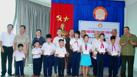 Trao 30 sổ tiết kiệm trị giá 300 triệu đồng cho học sinh mồ côi tại TP Đà Nẵng