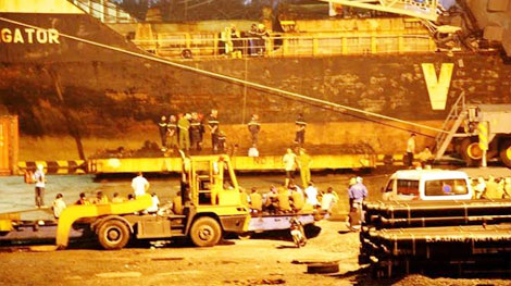 Cần cẩu trăm tấn gãy đôi trong lúc dỡ hàng, một công nhân tử vong